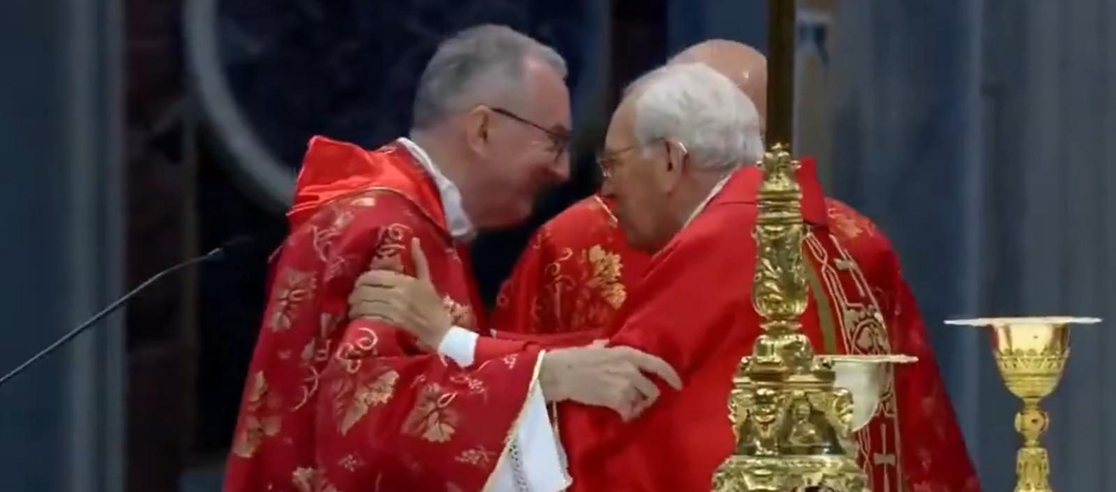 El decano Giovanni Battista Re deseando suerte por partida doble al cardenal Pietro Parolin.