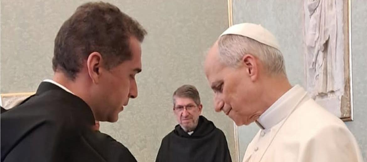 Padre rector del Colegio Liceo de Cervantes Barranquilla, Fray Ronal Antívar, saluda al Papa León XIV en el Vaticano.