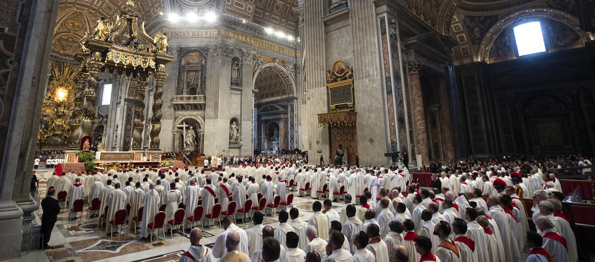 Cardenales durante misa por el Papa Francisco. 