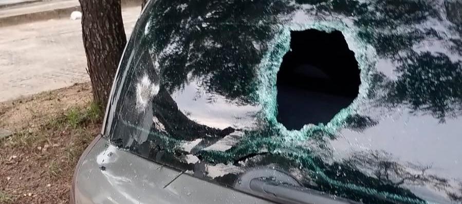 Uno de los vehículos atacados a piedra en UniAtlántico.