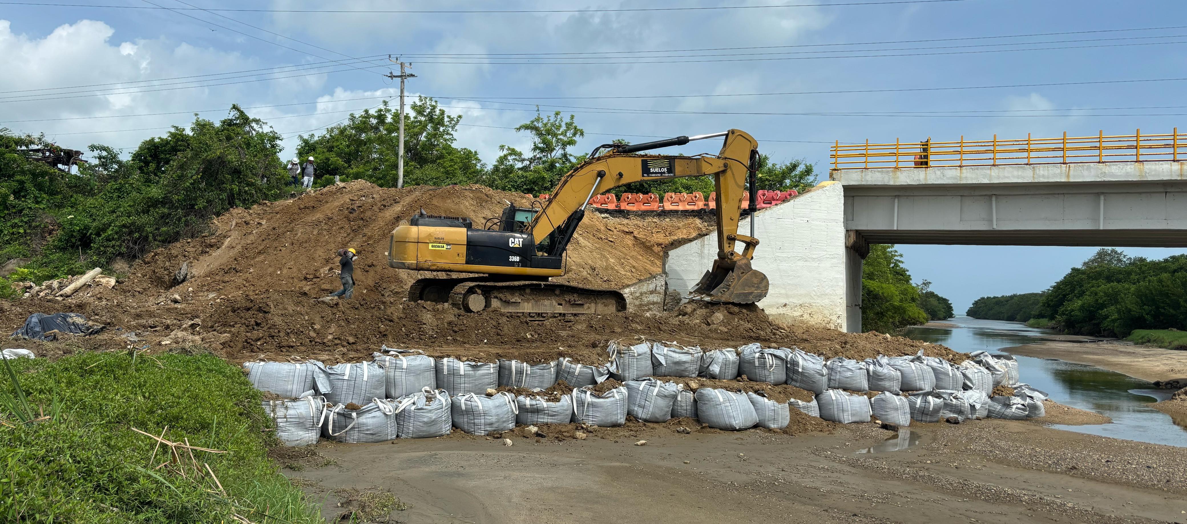 Trabajos tras hundimiento de pavimento en la rampa de acceso en el puente de Juan de Acosta. 