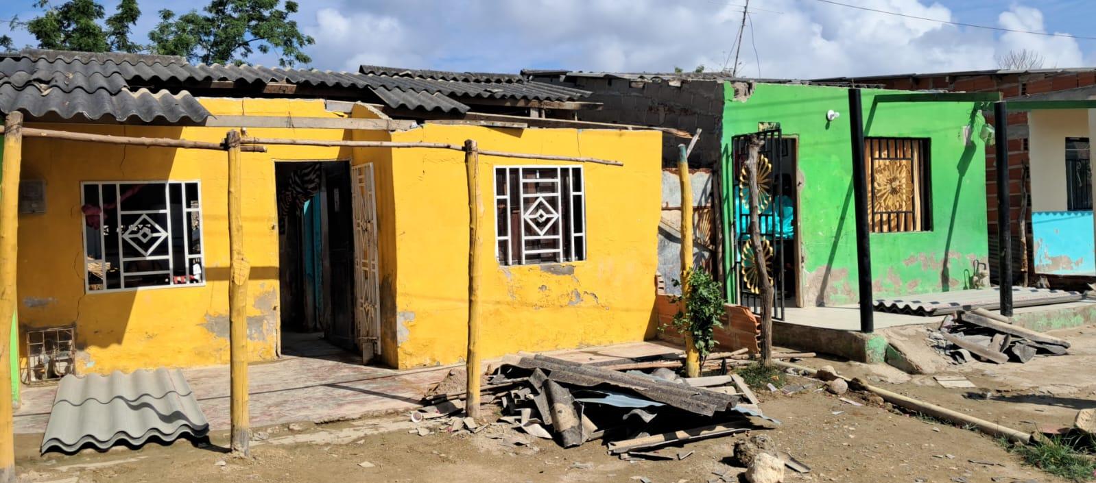 Varias de las viviendas destechadas en el barrio Los Almendros de Arroyo de Piedra. 
