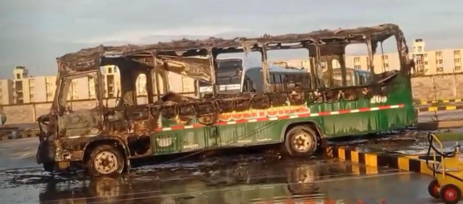 Bus incendiado.