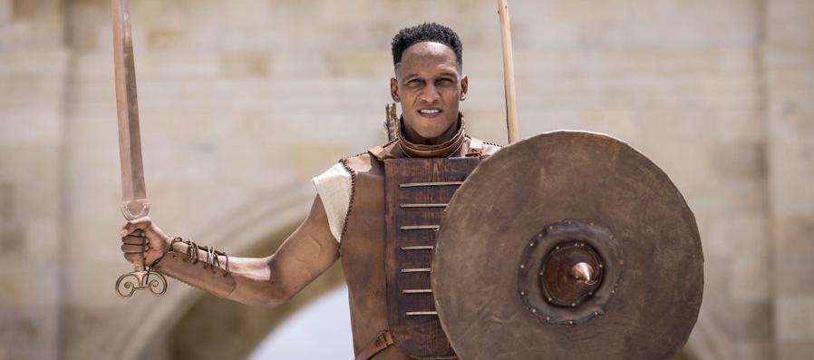 Yerry Mina, al estilo gladiador en su renovación con Cagliari.