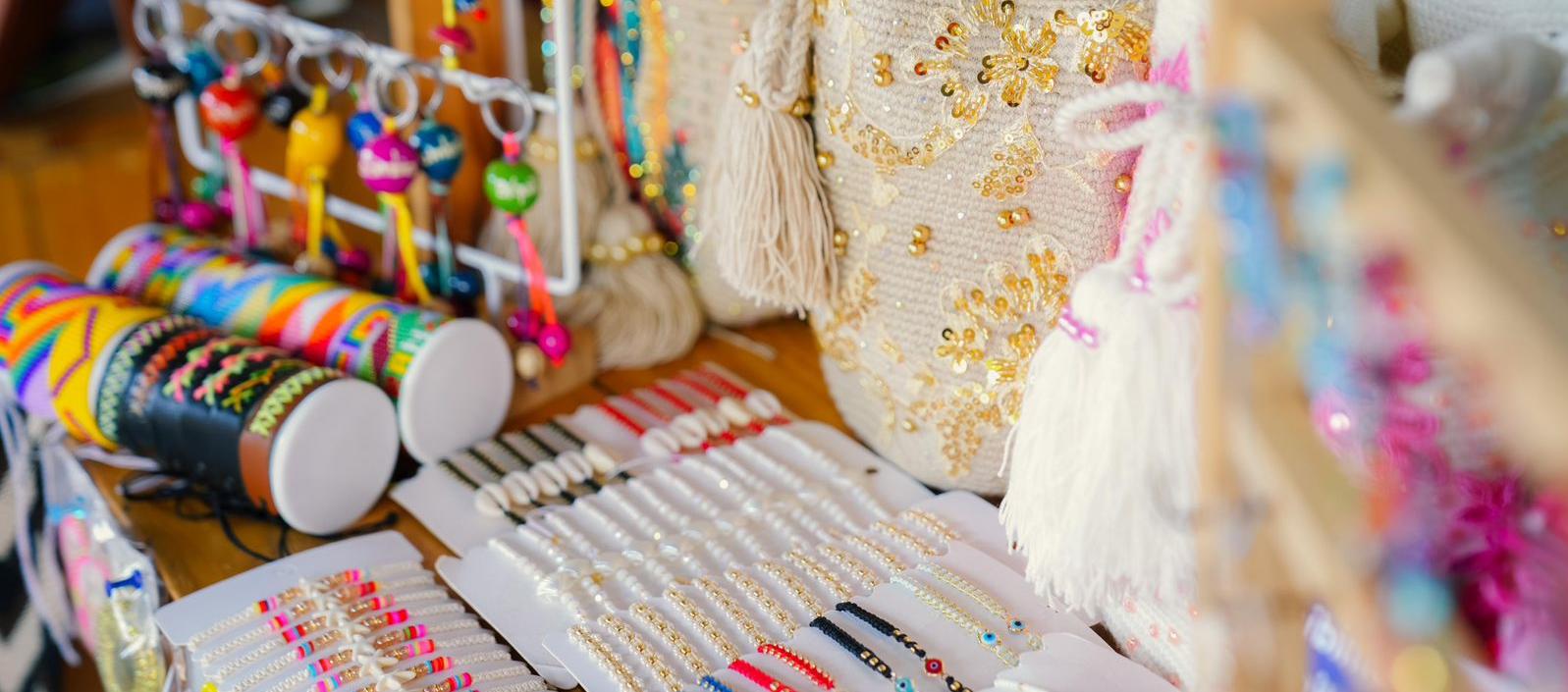 Artesanías en la plazoleta del Museo de Carnaval. 