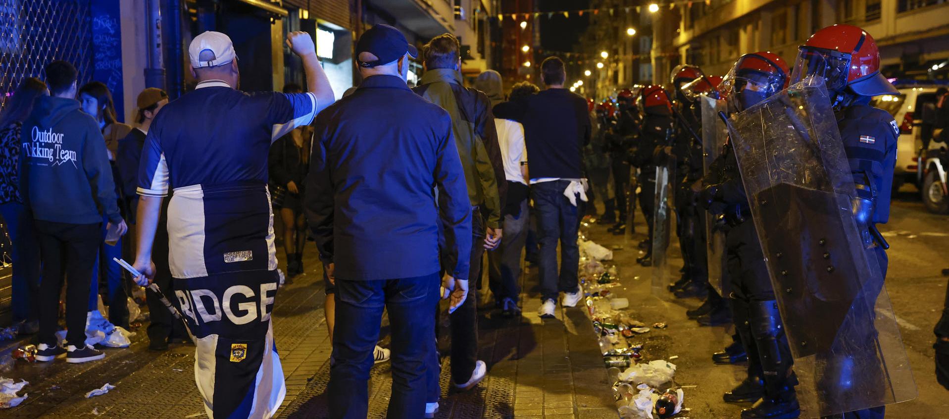 Autoridades de Bilbao vigilan a hinchas ingleses en final de Europa League.