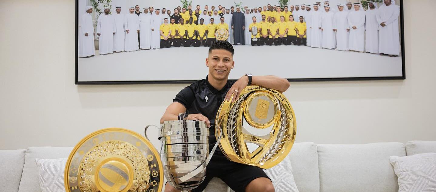 Alexis Pérez con varios de los trofeos conseguidos con el Al-Wasl.