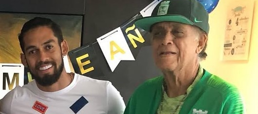 Adolfo 'Rifle' Andrade con su hijo, el futbolista profesional, Andrés, apodado el 'Riflecito'.