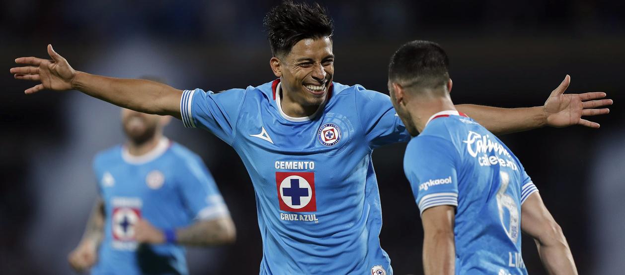 Ángel Sepúlveda festeja el gol con el cual le dio la victoria al Cruz Azul. 