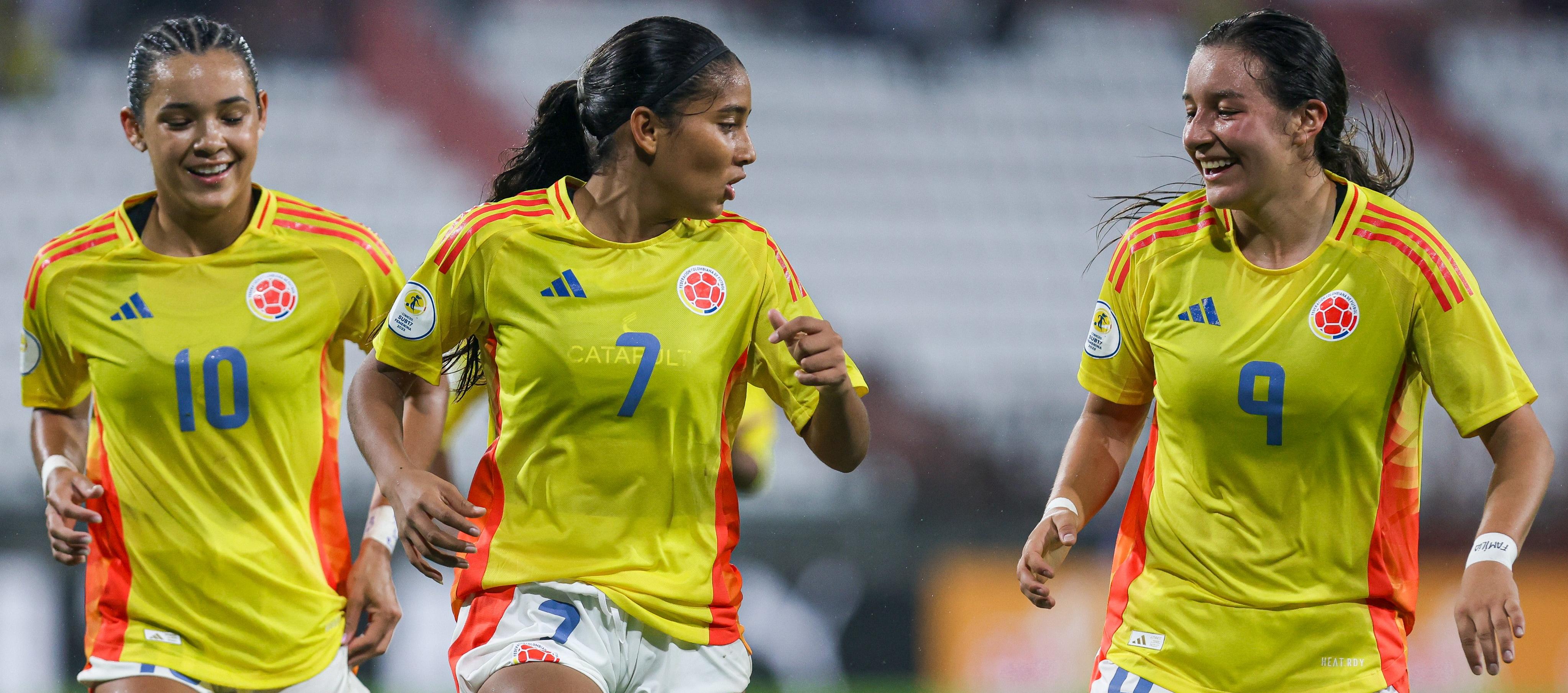 María Baldovino (7) celebra con Ella Grace Martínez (10) y Camila Cortés (9).