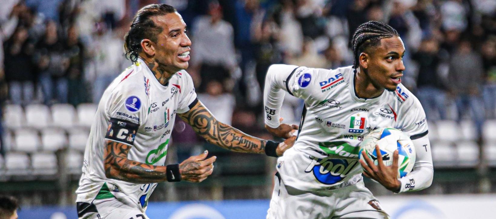 Esteban Beltrán celebra con Dayro Moreno tras marcar el segundo gol del Once Caldas. 
