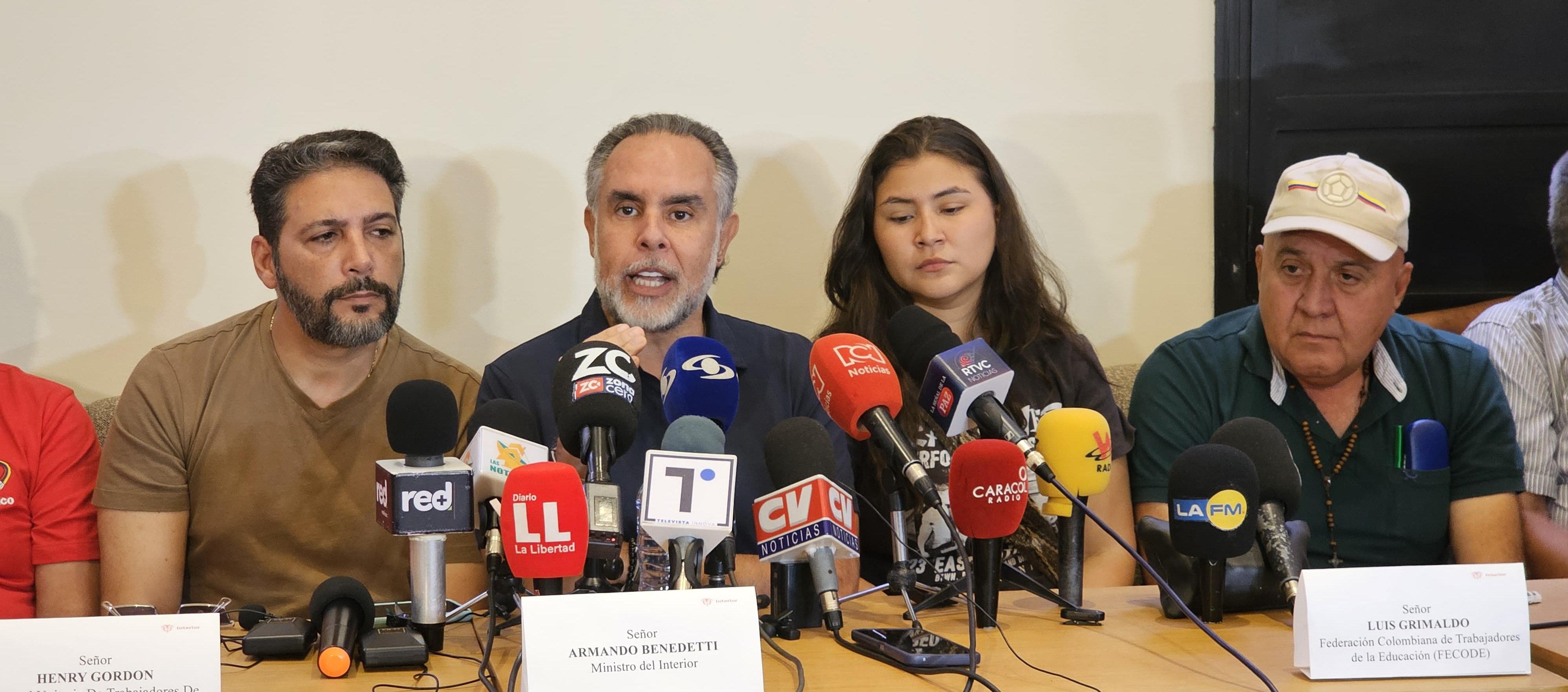 Armando Benedetti en rueda de prensa acompañado por Agmet Escaf, Andrea Vargas y Luis Grimaldo. 