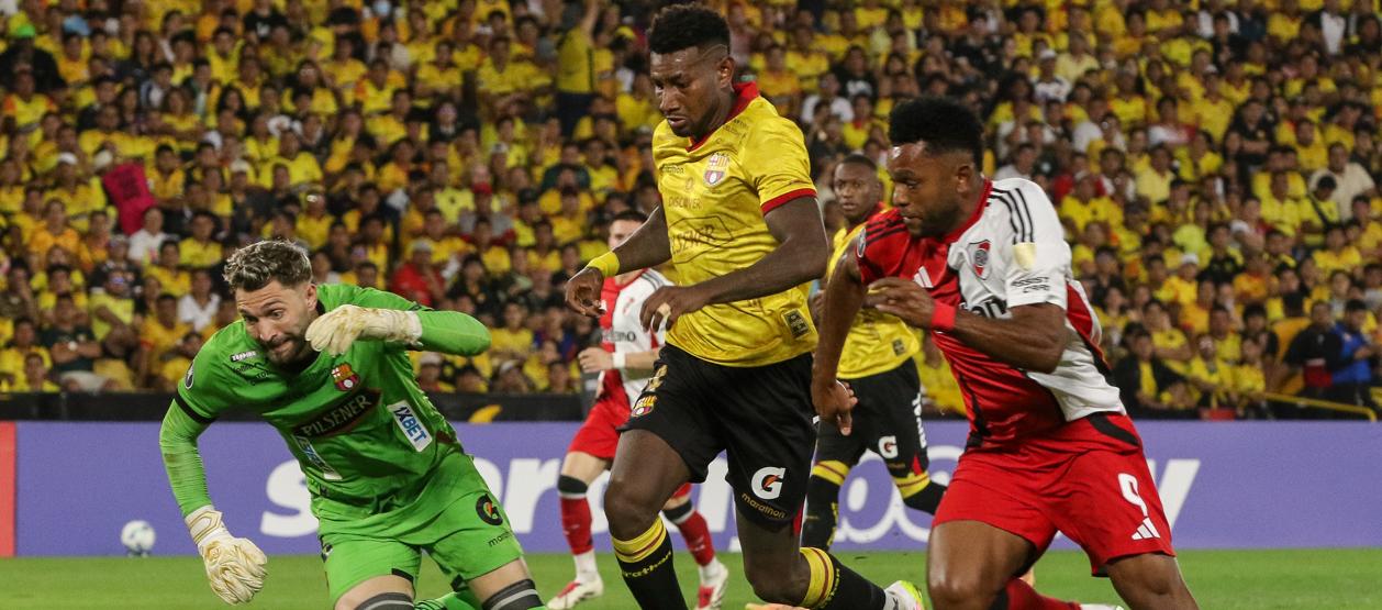Miguel Borja pelea la pelota con Gustavo Vallecilla y el portero José Contreras. 