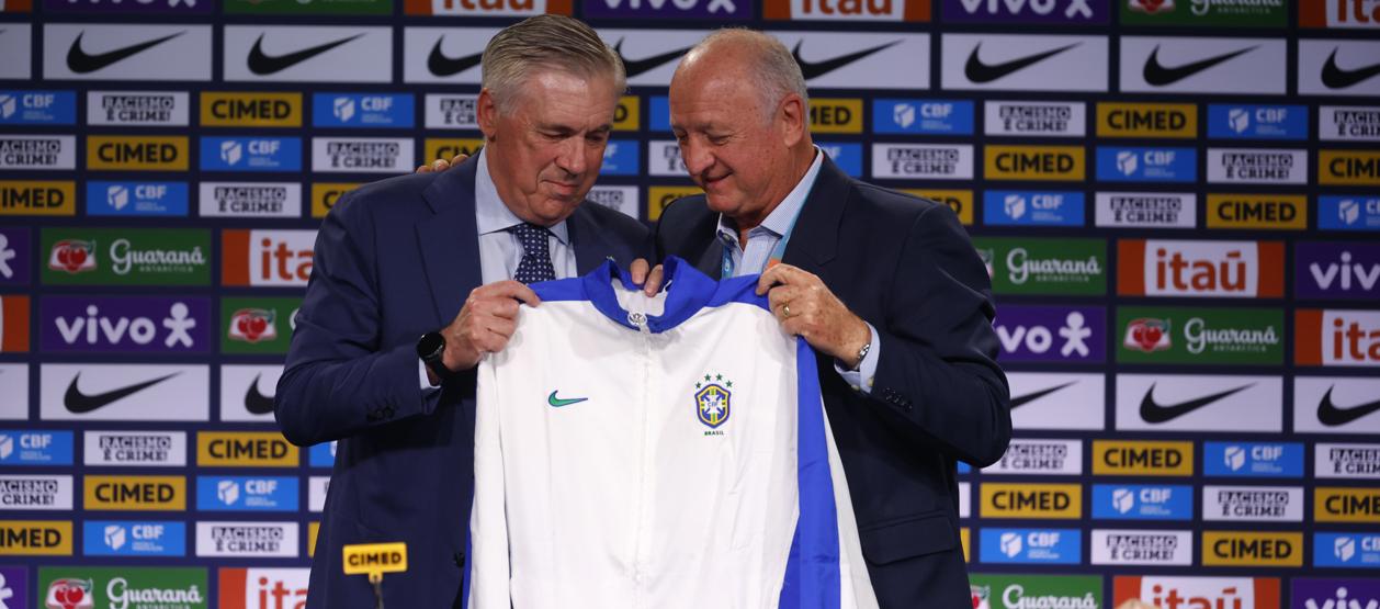 Carlo Ancelotti recibió el buzo de entrenador de Brasil de Luiz Felipe Scolari.