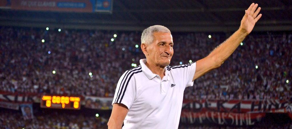 Juan Ramón Verón ovacionado por la hinchada el Junior en 2015.