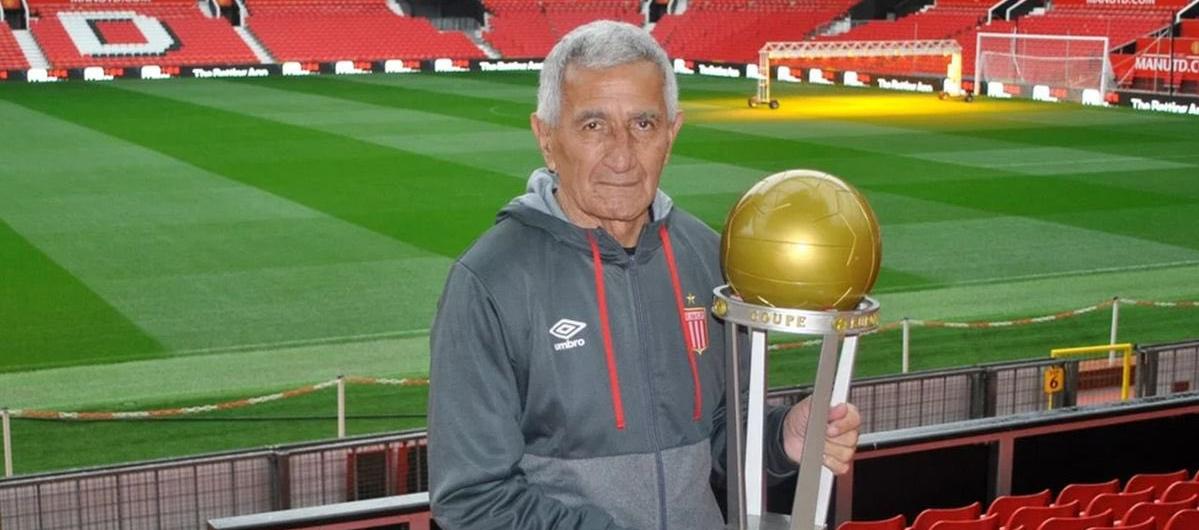 Juan Ramón Verón con la Copa Intercontinental de Clubes conquistada en 1968 con Estudiantes. 