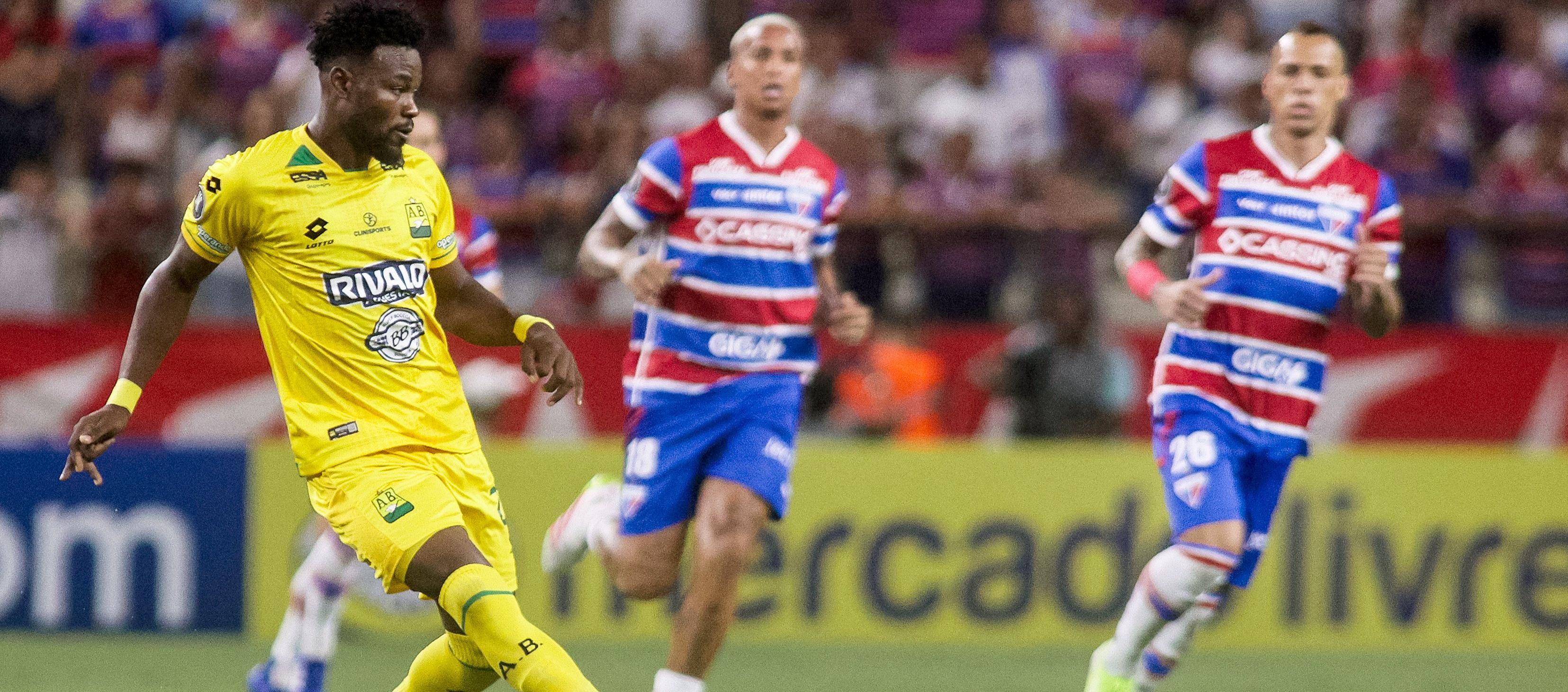 Carlos Romaña, del Bucaramanga, intenta un pase en el partido contra Fortaleza. 