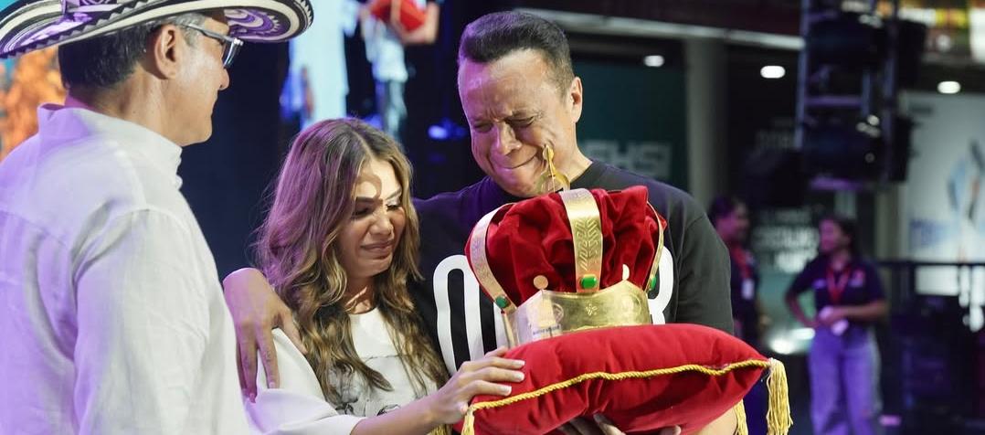 Maren García esposa de Omar Geles y Juan Manuel Geles, hermano del compositor recibiendo la corona por parte del presidente de la Fundación Vallenata. 