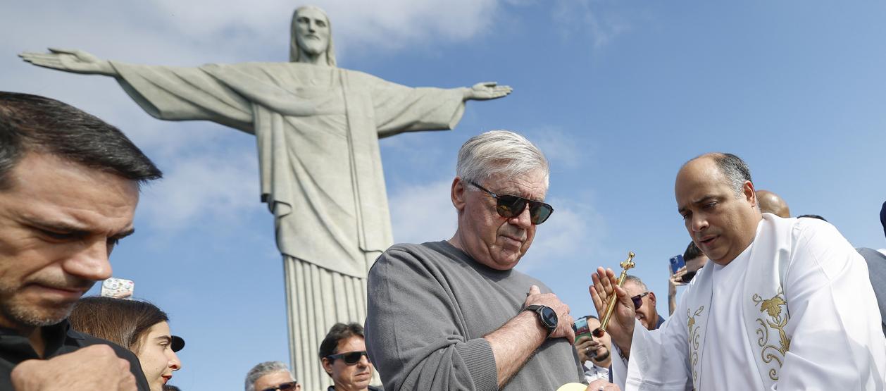 Ancelotti recibiendo la bendición del sacerdote Omar Raposo. 