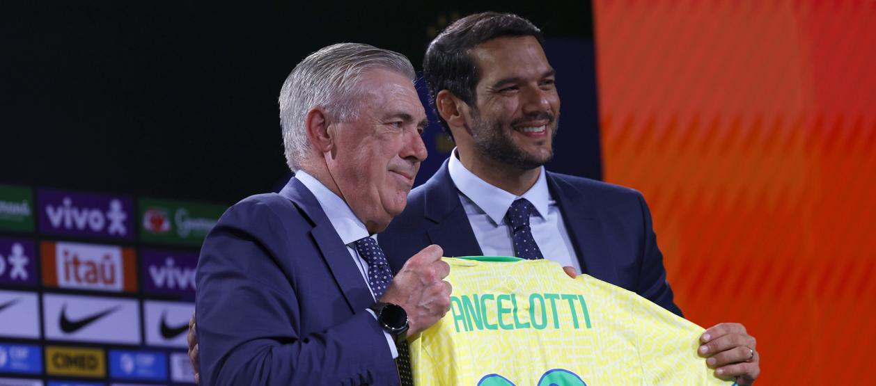 Carlo Ancelotti con el nuevo presidente de la CBF, Samir Xaud, durante su presentación.