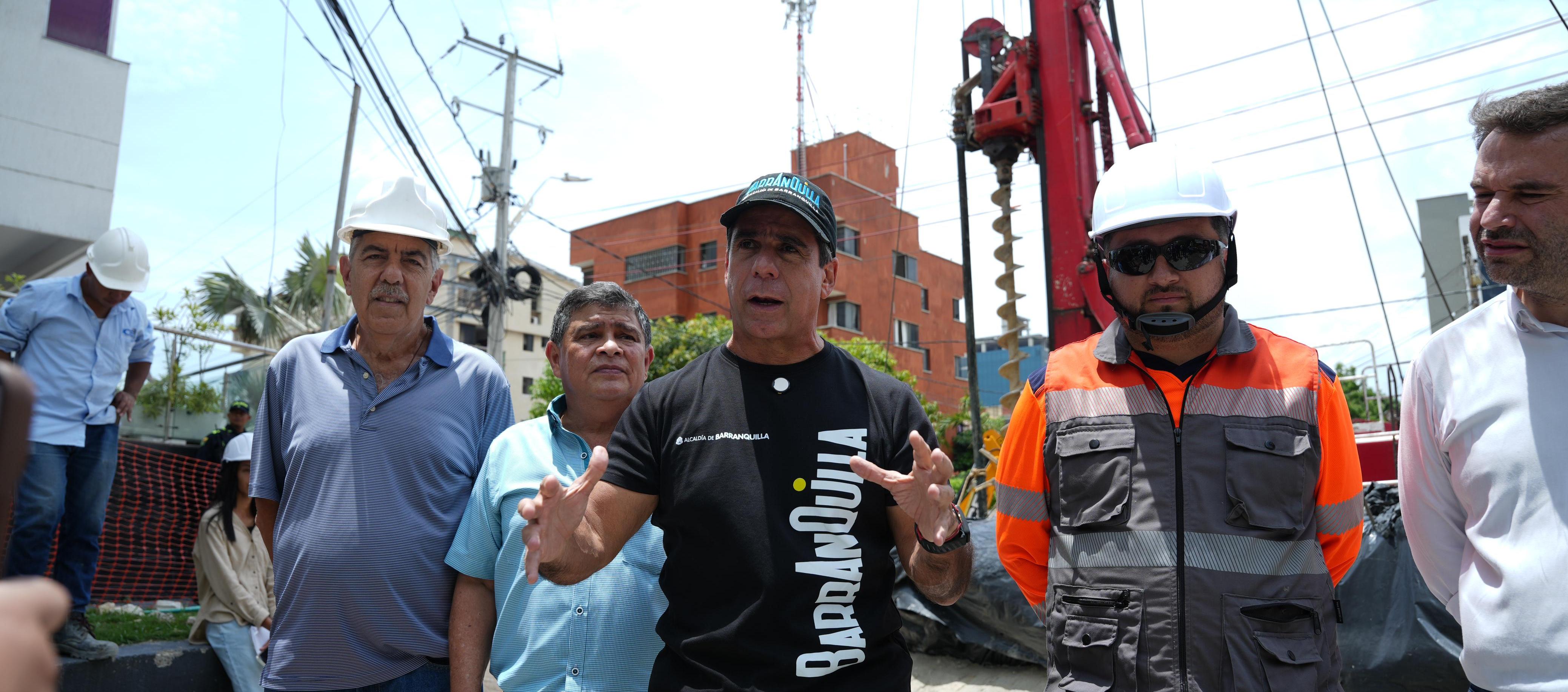 Alcalde Char durante la visita de inspección de obras del arroyo de la 85.