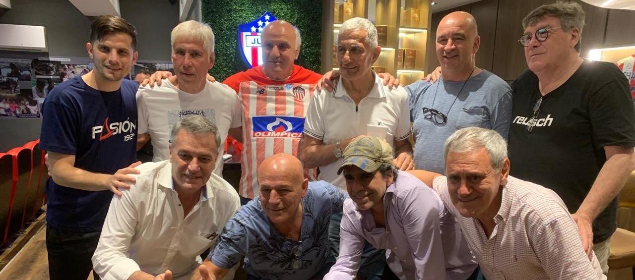 Alejandro Char con 'La Bruja' Verón y otros exjugadores del Junior. 