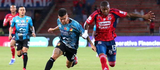 Francisco Chaverra, autor el segundo gol del Medellín, disputa el balón con Wálmer Pacheco. 