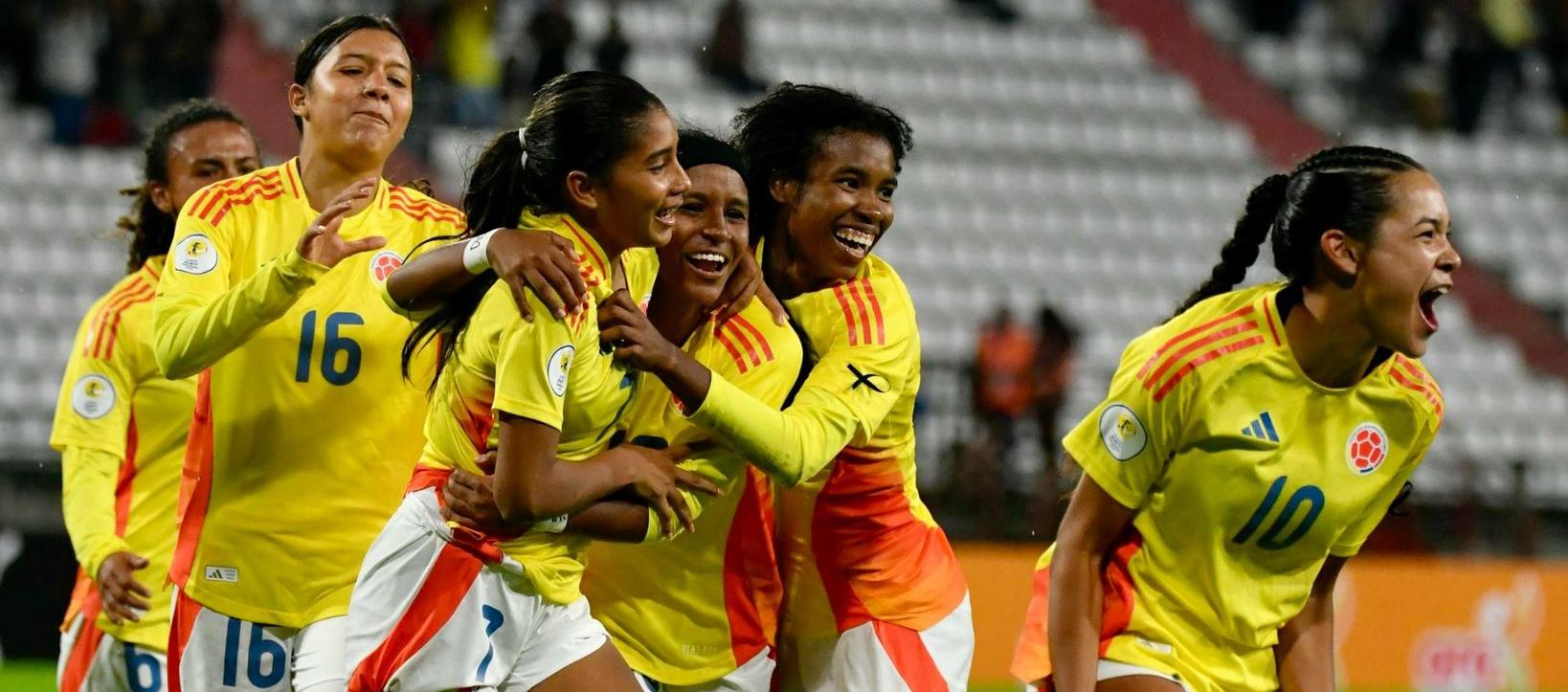 Jugadoras de Colombia celebran el segundo gol anotado por María Baldovino.