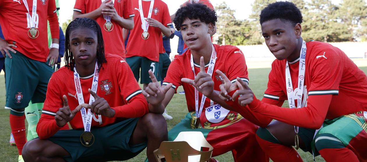 Cristiano Ronaldo Junior (centro) con sus compañeros y el trofeo de campeón.