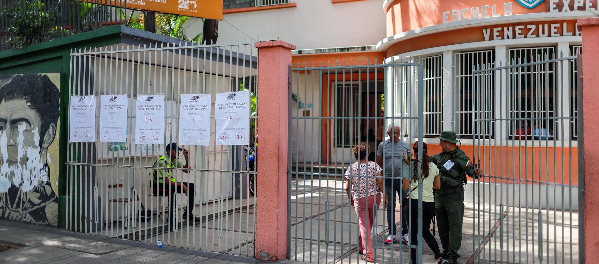 Personas ingresan a un centro de votación este domingo, en Carcas (Venezuela).