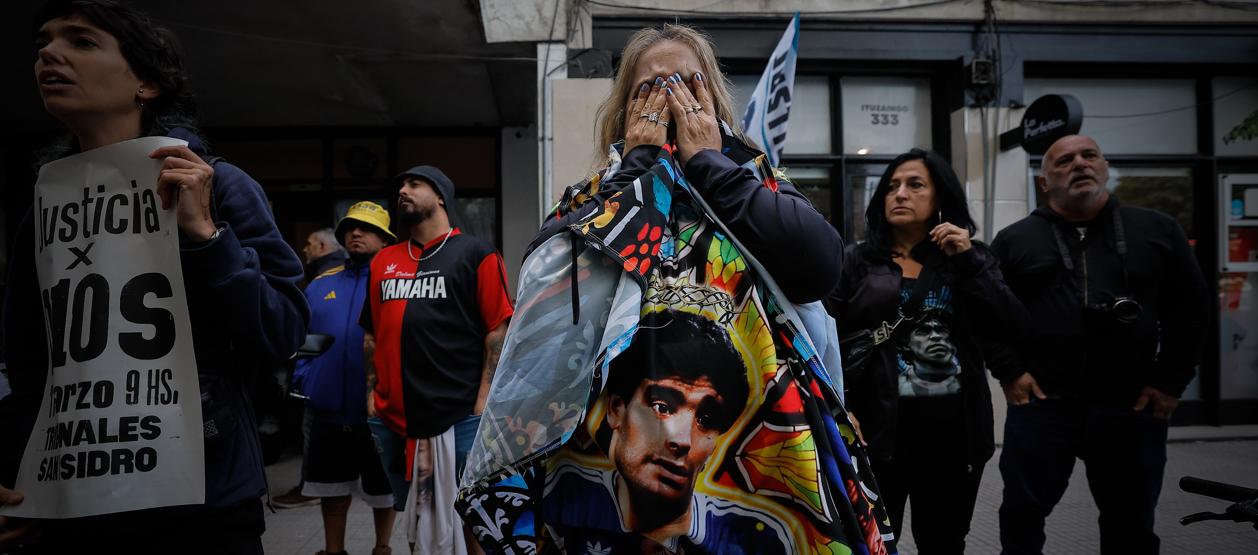 Una simpatizante de Maradona en las afueras del tribunal donde se desarrolla el juicio.  