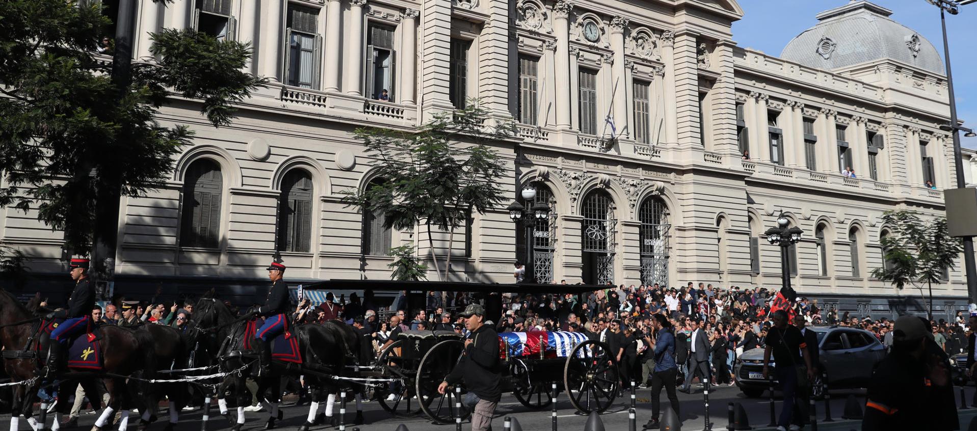 Personas asisten al cortejo fúnebre del expresidente uruguayo José Mujica este miércoles, en Montevideo (Uruguay).