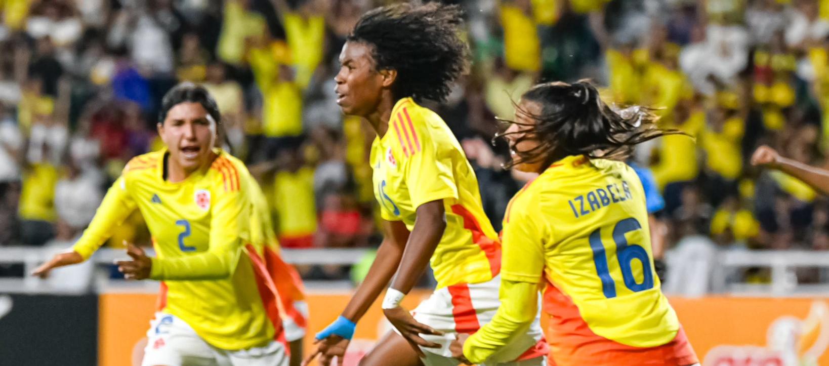 La colombiana Eidy Ruiz (centro) celebra el gol del empate ante Paraguay.