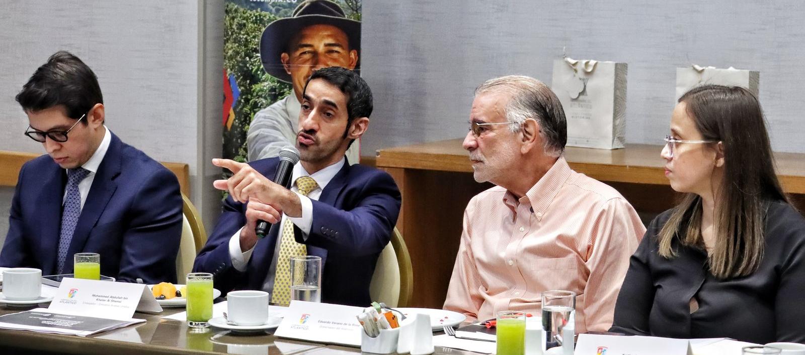 El embajador de Emiratos Árabes Unidos en Colombia, Mohammed Abdullah bin Khater Al Shamsi, junto al gobernador Eduardo Verano.