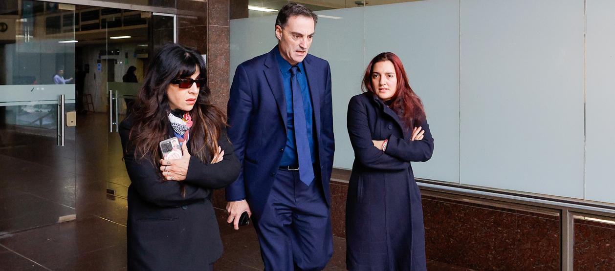 El abogado Mario Baudry con Gianinna y Jana, hijas de Diego Maradona. 