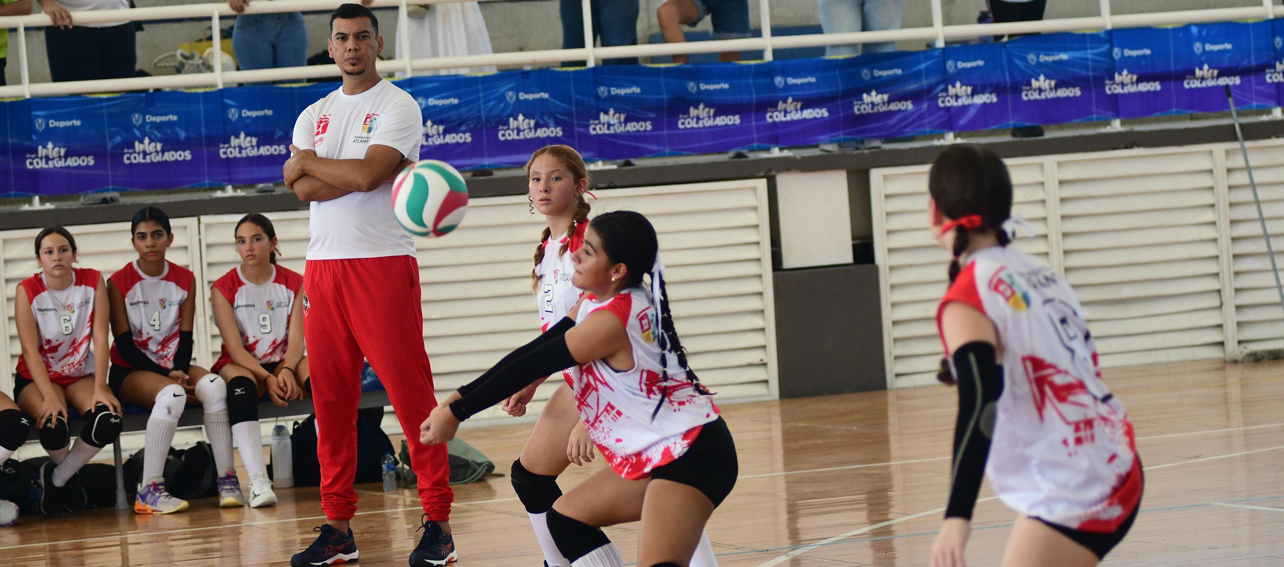 El voleibol es uno de los deportes presentes en los Juegos Intercolegiados. 