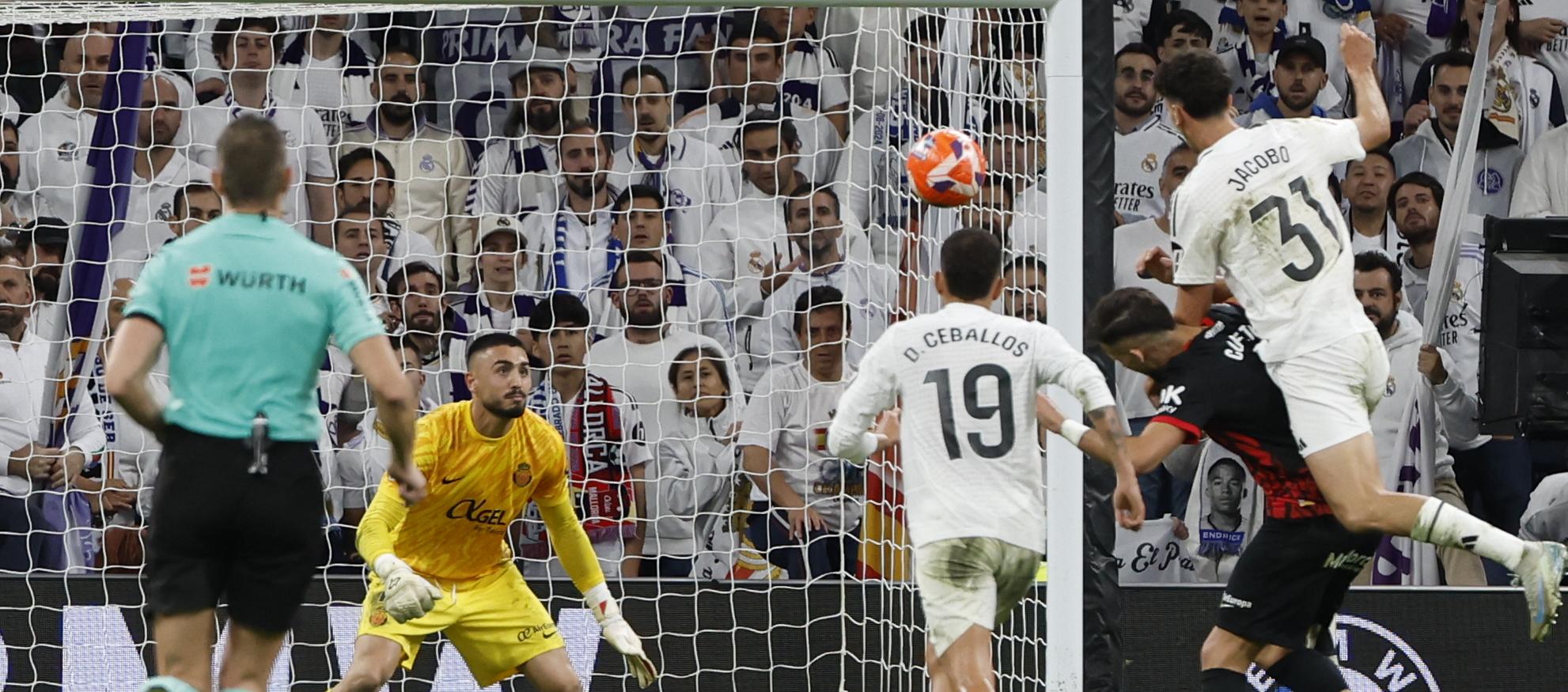 Jacobo Ramón marca el gol del triunfo del Real Madrid ante el Mallorca.