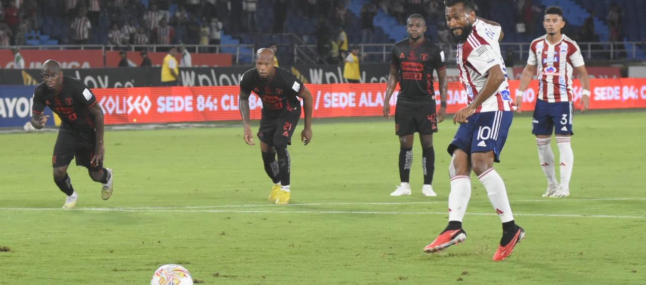 'Cariaco' González, de pena máxima, le dio la victoria 4-3 a Junior sobre América, en 2023. 