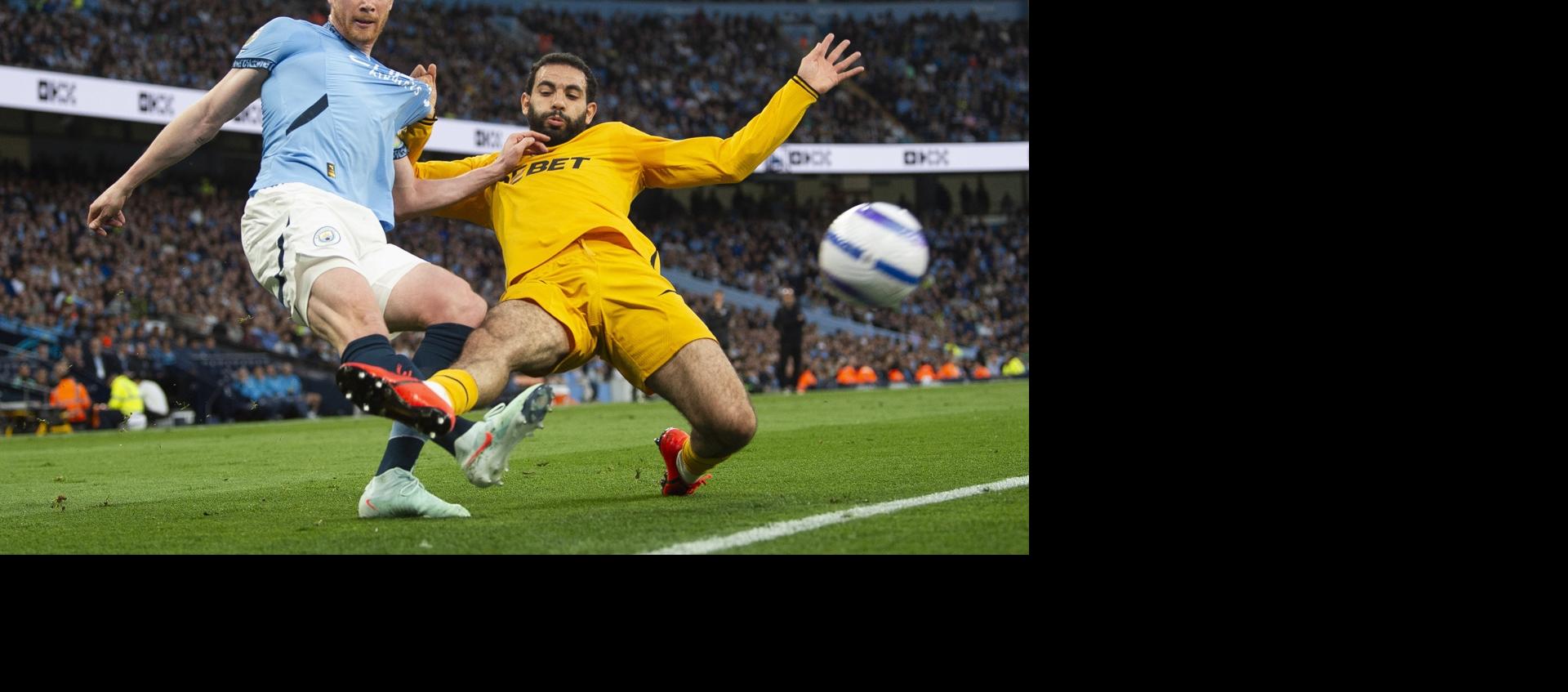 Kevin De Bruyne, autor del gol del Manchester City, remata al pórtico del Wolverhampton.