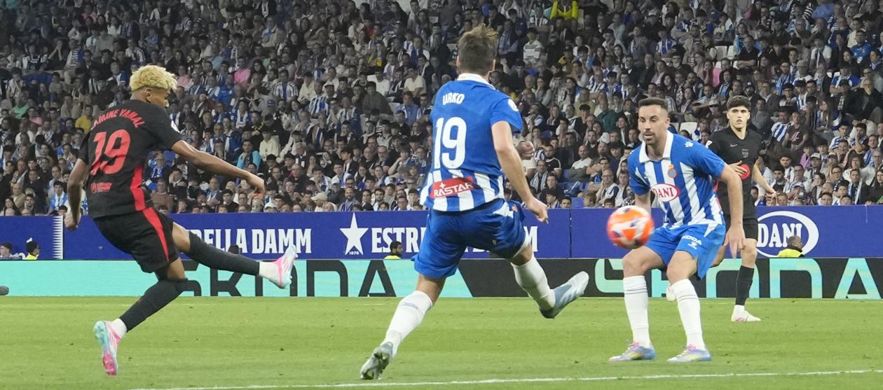 Lamine Yamal remata al arco del Espanyol para marcar el primer gol del Barcelona. 