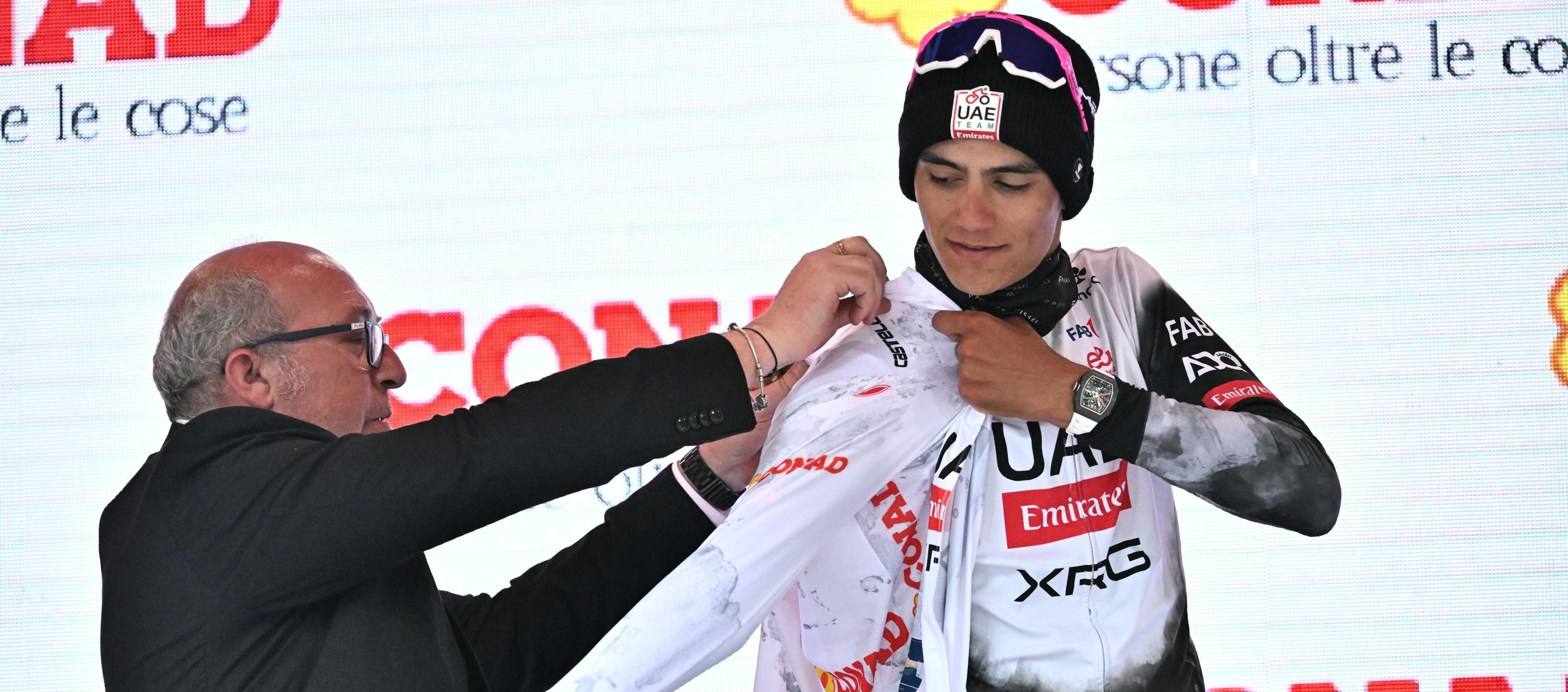 El mexicano Isaac Del Toro se enfunda la camisera blanca que identifica al líder de los jóvenes.