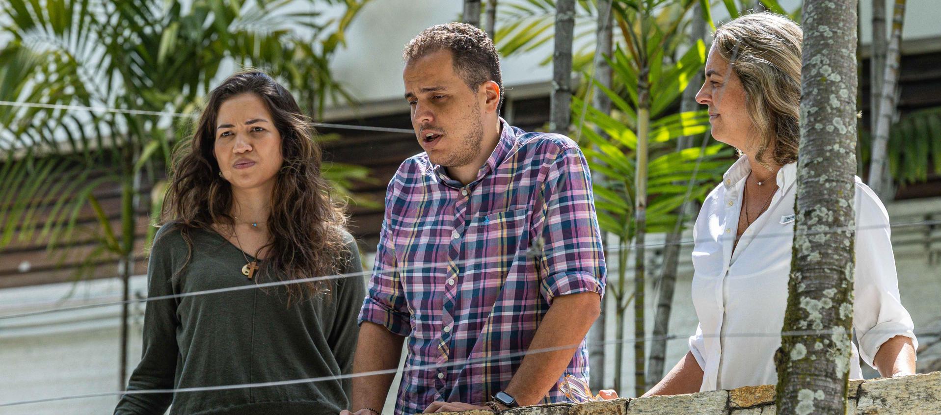 Los líderes opositores venezolanos Claudia Macero (i), Pedro Uchurrurtu (c) y Magalli Meda. 