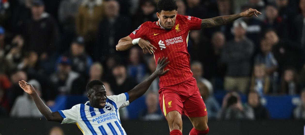 Luis Díaz, quien ingresó en el minuto 63, disputa la pelota con Yankuba Minteh.