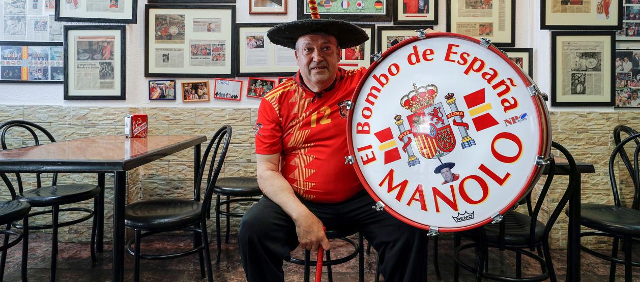 Manolo con su inseparable bombo y la camiseta de España. 