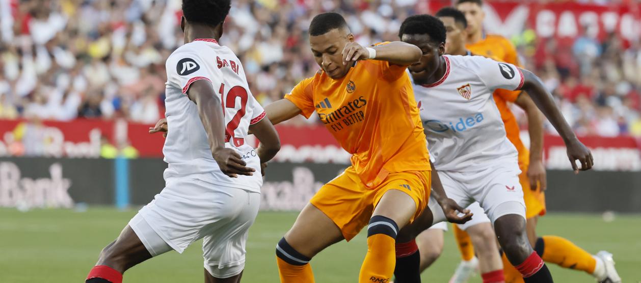 Kylian Mbappé intenta superar la marca de Lokonga en el partido contra el Sevilla. 