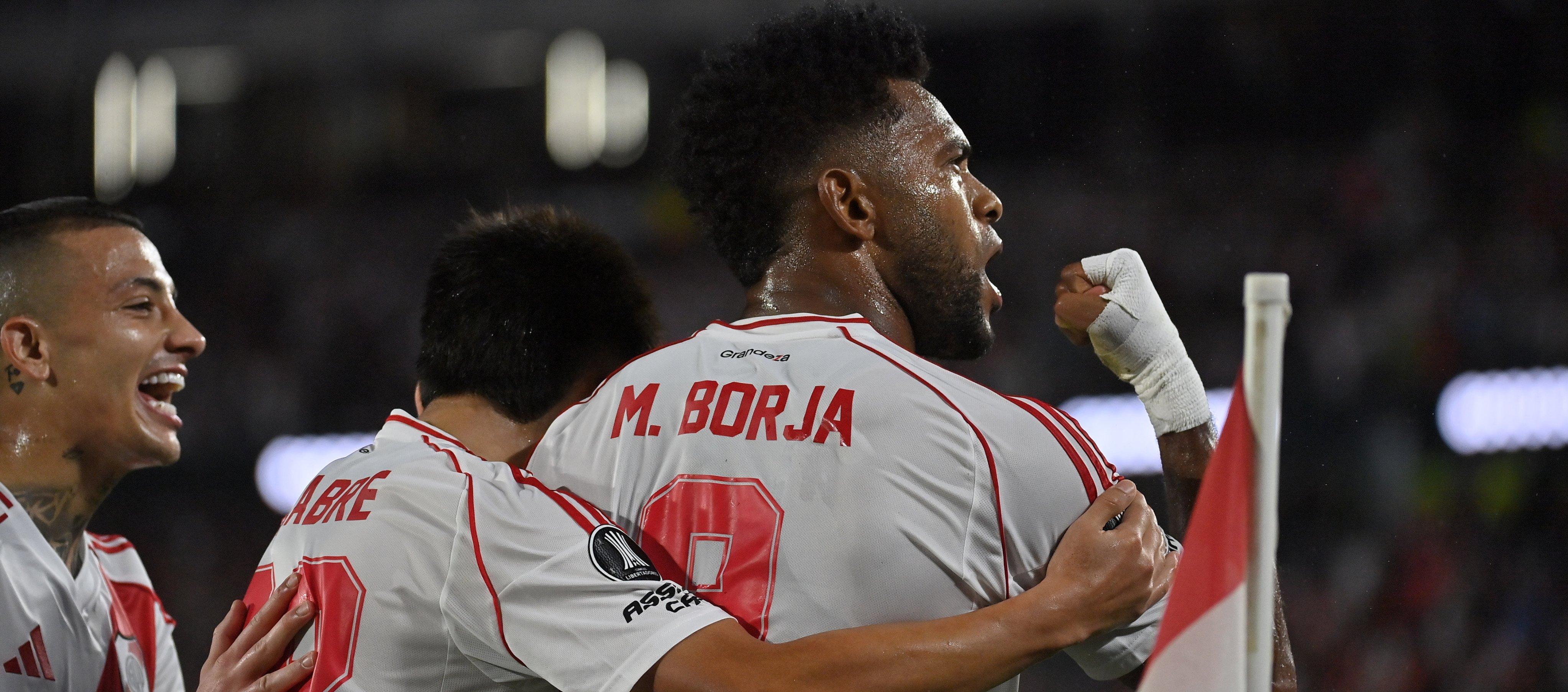 La celebración de Miguel Borja con sus compañeros tras marcar el quinto gol de River. 