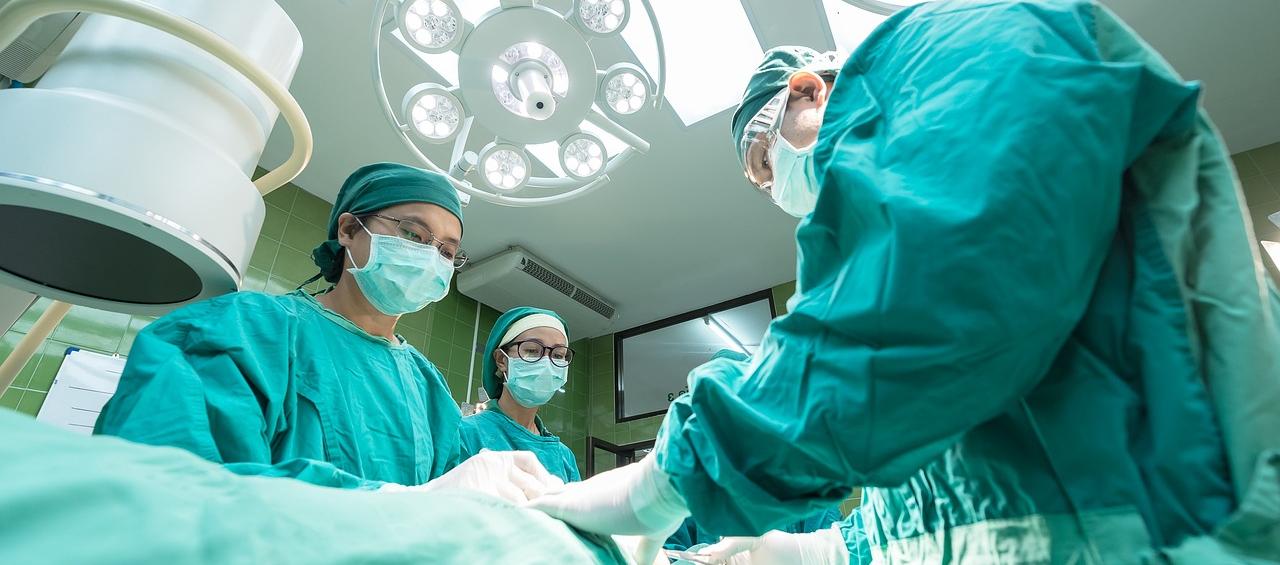 Médicos en momentos que atienden a un paciente en cirugía. 