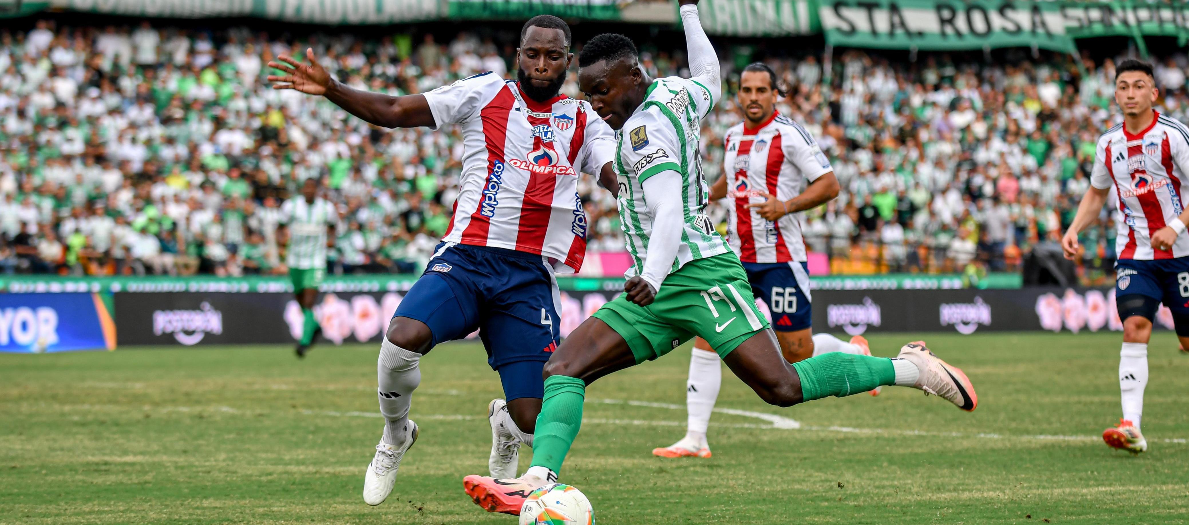 Kevin Viveros intenta rematar ante la marca de José Cuenú. 