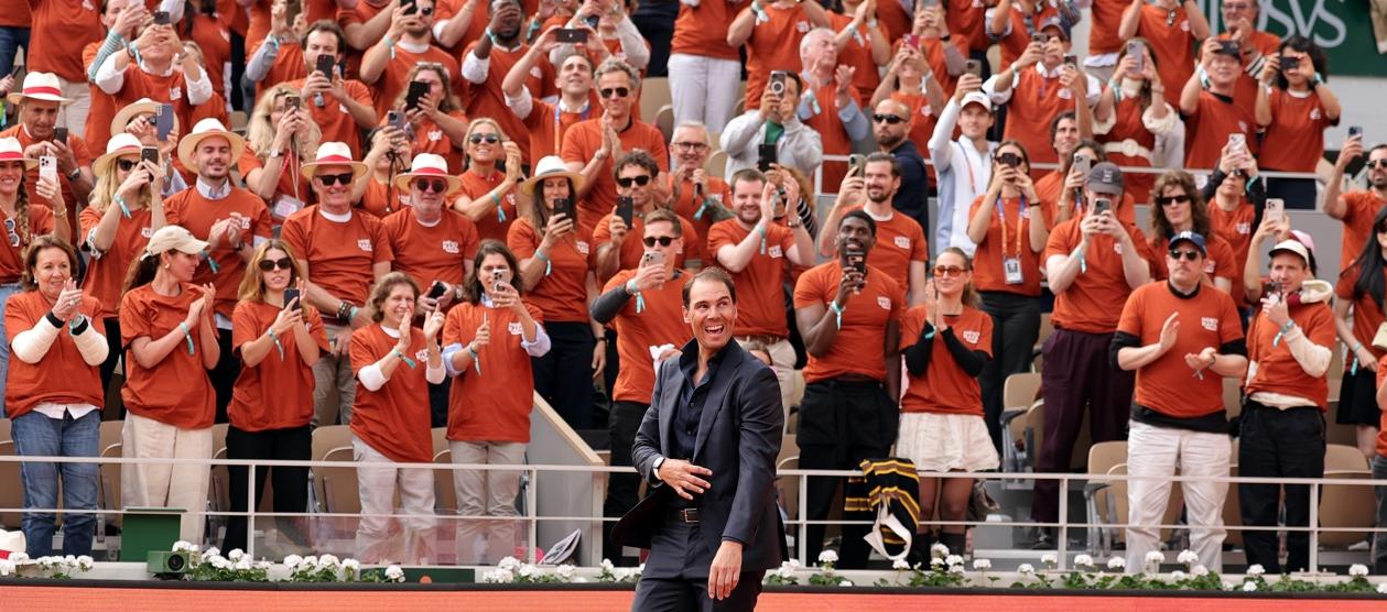 Rafael Nadal recibiendo a ovación del público en la pista principal del Roland Garros. 