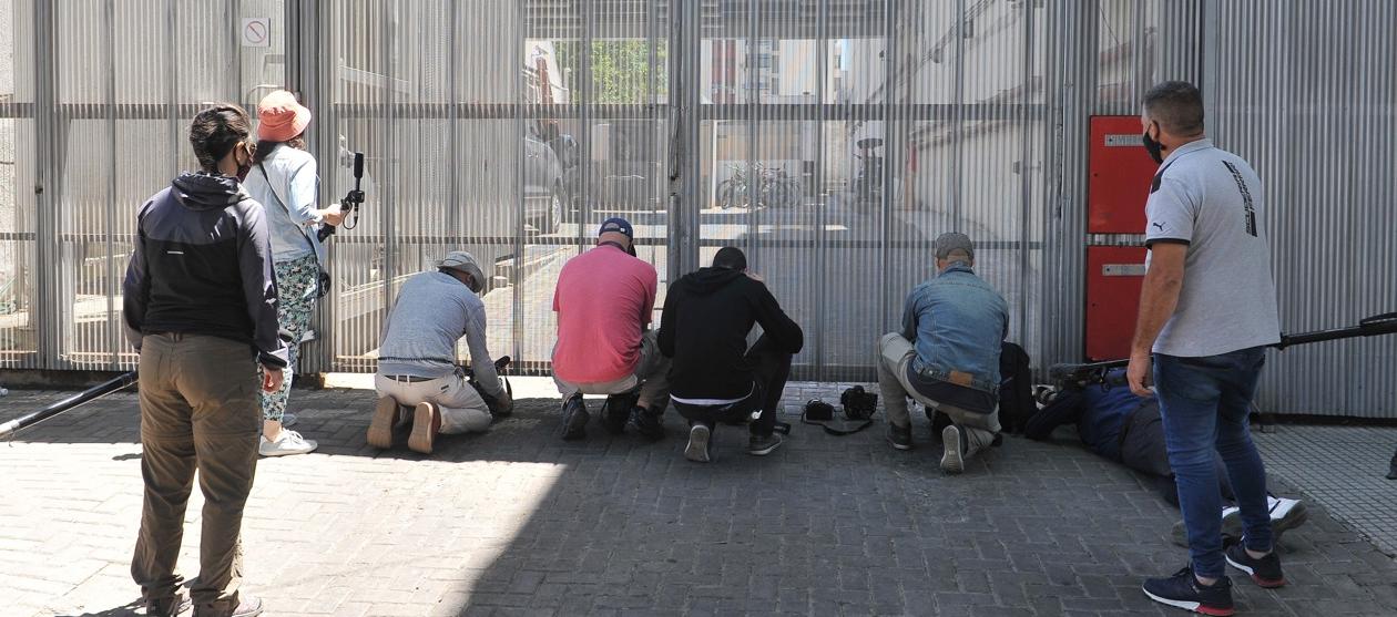 Periodistas en las afueras de la Clínica Olivos, donde estuvo recluido Diego Maradona. 